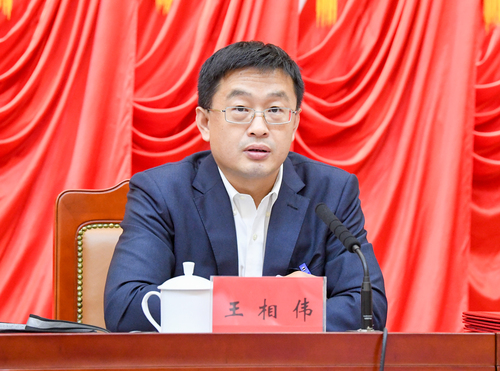 人民政協(xié)報(bào)社黨委書記、社長(zhǎng)王相偉主持會(huì)議