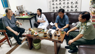 全國政協委員張繼（右一），《畫界》雜志編輯楊文軍（右二）、張月霞（右三）采訪書法家盧中南。