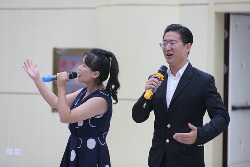 座談會(huì)上，與會(huì)代表還共同演唱了由張海迪作詞、盲人歌手蔣燦作曲的《我心向天唱》