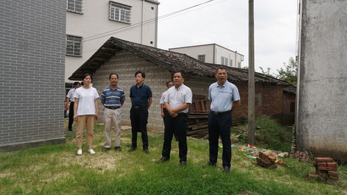 2019年8月29日，市政協(xié)黨組書(shū)記、主席楊志宇（右二）帶領(lǐng)有關(guān)職能部門(mén)深入北界鎮(zhèn)西鎮(zhèn)村調(diào)研六文自然村村務(wù)協(xié)商議事會(huì)建設(shè)遇到的土地難問(wèn)題。