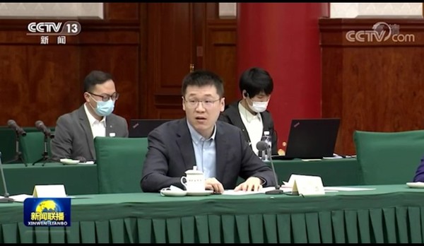 10月15日，拼多多CEO陳磊（前排發(fā)言者）作為惟一的特邀企業(yè)代表，受邀參加全國政協(xié)雙周協(xié)商座談會，提出培養(yǎng)數(shù)字農(nóng)業(yè)電商人才、制訂農(nóng)產(chǎn)品分級分類標(biāo)準(zhǔn)等解決農(nóng)產(chǎn)品銷售難的建議。（圖片來源：央視《新聞聯(lián)播》）