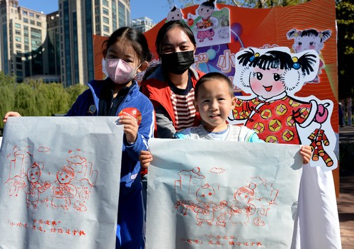 民眾在麥子店街道的主會(huì)場(chǎng)參加鄰里嘉年華活動(dòng)。
