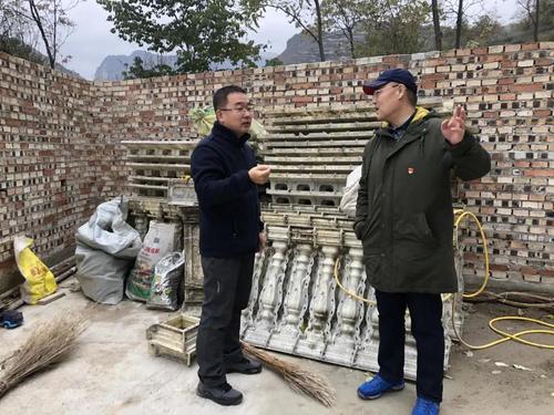 段振鵬書記和“三同”小分隊隊員身后地上擺著的模具就是王紅亮用于制作羅馬柱的模具。