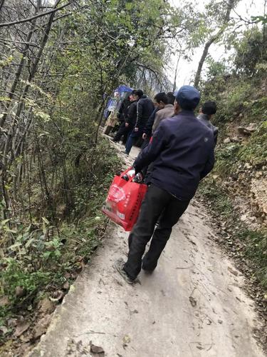 村干部給回村流浪漢王新戰搬新家，狹窄的山路上只能容下三輪車的兩個輪子。