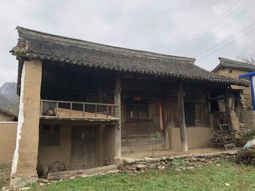 關壩村保留下來的一座建于民國時期的土房子，段振鵬書記說，這座土房子是每位關壩村人心里的一抹鄉愁。