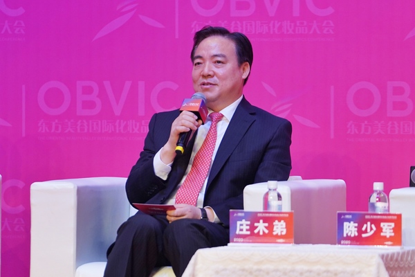 上海市奉賢區委書記莊木弟接受記者采訪