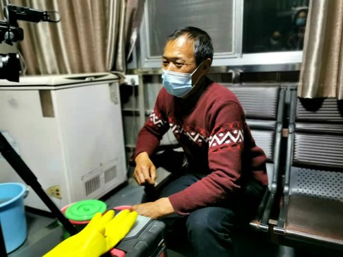 飼養員丁澤良向記者講述他與江豚的故事。人民政協網記者 付振強 攝