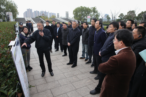 市政協中共界別活動組委員調研鏡湖核心區建設情況，市政協領導以界別委員身份參加調研。（攝影 韓婷婷）