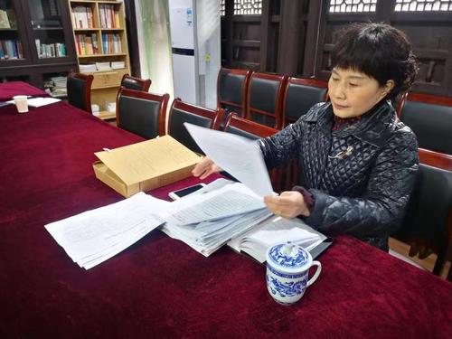 屠劍虹委員正著手準備一場委員會客廳活動。（攝影 徐翱翔）