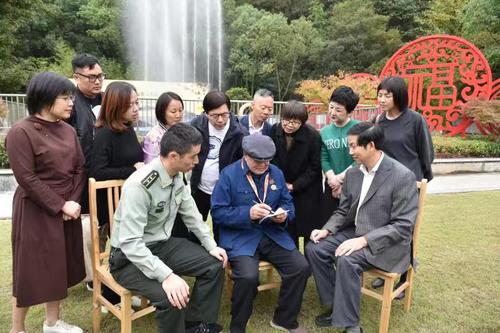 市政協黨員委員帶領“80后”委員看望抗美援朝老戰士，聽烽火往事、樹家國情懷。（攝影 傅亞男）