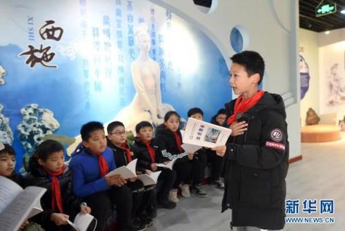 12月22日，浣紗小學五年級學生樓治罕（前）在西施故事傳講社團活動中為同學講述“西施傳說”。