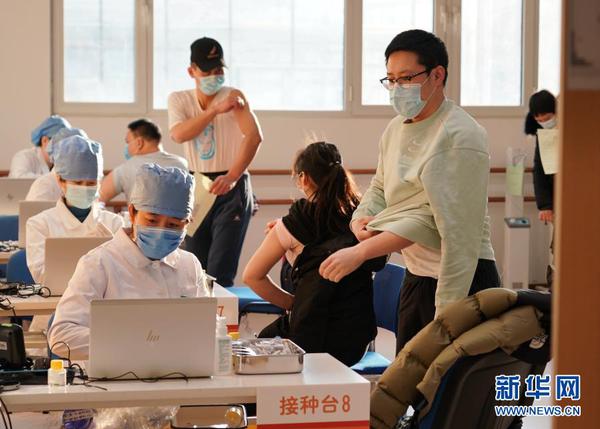 2021年1月3日，在位于北京市西城區廣安門外街道紅蓮社區衛生服務站的接種點，醫護人員為接種人員注射疫苗。。