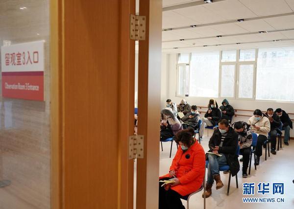 2021年1月3日，在位于北京市西城區廣安門外街道紅蓮社區衛生服務站的接種點，接種人員完成疫苗注射后，在留觀室等待。。
