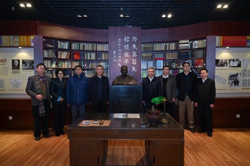 ▲調(diào)研團隊在人民教育出版社社史館的葉圣陶展區(qū)合影留言