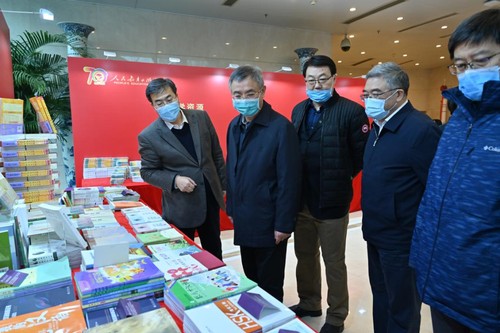 ▲調(diào)研團隊參觀人教社70年精品出版物展
