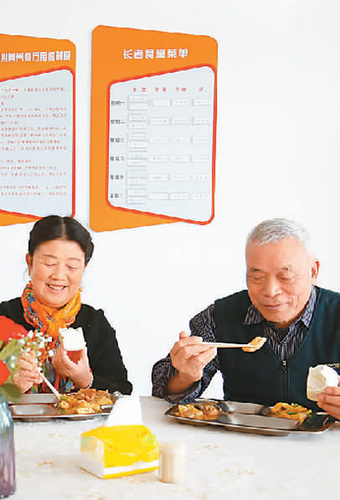 12月30日，在河北省邢臺市襄都區西門里街道辦事處順德北社區康寧養老服務中心托老所，老人們在享用營養午餐。