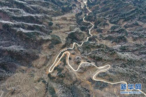 這是廣西融水苗族自治縣桿洞鄉(xiāng)堯告村雪景（無(wú)人機(jī)照片 ，1月10日攝）。