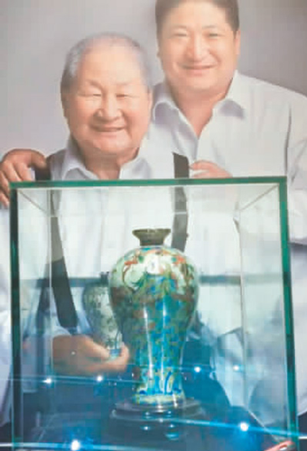 熊松濤（右一）和父親合影。資料圖片