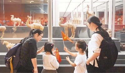 十三五”期間，中國博物館備案數(shù)量由4692家增長至5535家，免費(fèi)開放博物館由4013家增長至4929家。圖為孩子們?cè)诓┪镳^參觀。5