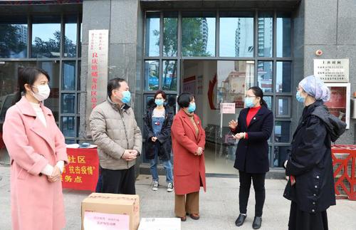 2020年2月18日，自治區(qū)政協(xié)機(jī)關(guān)黨委組織黨員深入南寧市良慶區(qū)良慶鎮(zhèn)蟠龍社區(qū)，詳細(xì)了解新型冠狀病毒肺炎疫情防控工作開展情況，并代表自治區(qū)政協(xié)辦公廳、廣西協(xié)力扶助基金向該社區(qū)捐贈(zèng)酒精、一次性醫(yī)用手套等防疫物資。