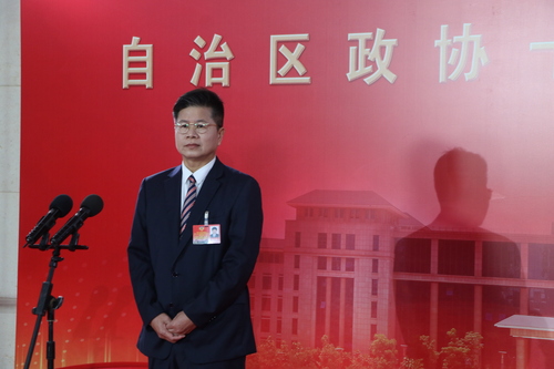 廣西壯族自治區政協委員、自治區環?？蒲性航淌诩壐呒壒こ處熢鴱V慶 肖亮升攝