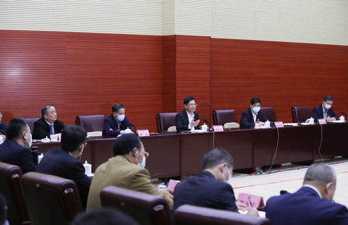 廣西壯族自治區(qū)政協(xié)十二屆四次會(huì)議經(jīng)濟(jì)界一組、工商聯(lián)、科協(xié)、科技界二組聯(lián)組討論會(huì)場(chǎng)。 覃文宇攝