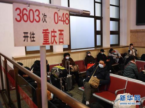 1月27日深夜，乘客在北京站候車室內間隔就坐。
