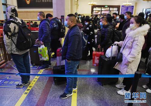 1月28日，乘客在北京站候車室排隊等候上車。