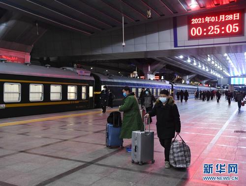 1月28日，乘客在北京站乘車。
