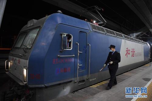 1月28日，工作人員在北京開往重慶西的3603次列車發車前進行檢查。