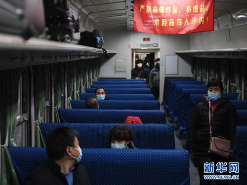 1月28日，乘客在北京開往重慶西的3603次列車上等候發車。