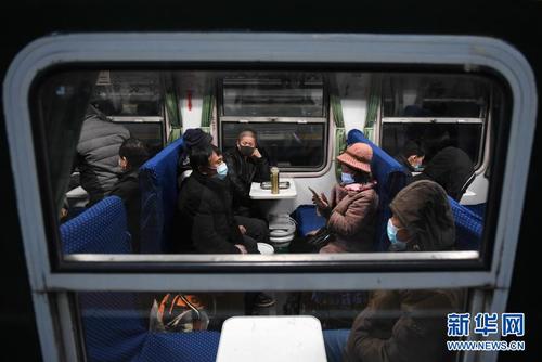 1月28日，乘客在北京開往重慶西的3603次列車上等候發車。2