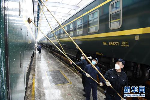為列車洗刷車身