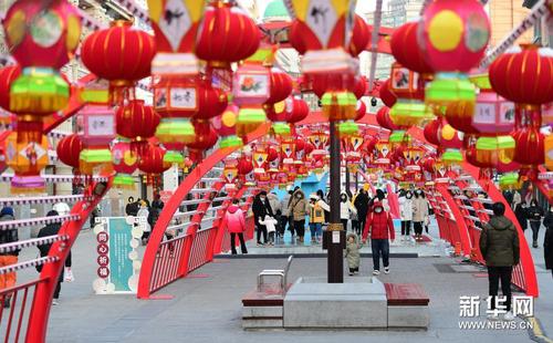 市民從花燈下走過