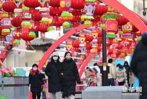2月1日，在沈陽中街，市民從花燈下走過。新華社記者 楊青 攝