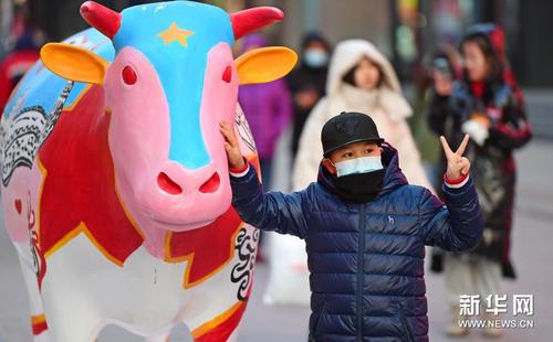 　　2月1日，一名小朋友在福牛藝術雕塑前拍照。新華社記者 楊青 攝