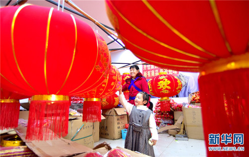 　　春節臨近，云南省彌勒市城區市場年味濃，文化用品購銷兩旺，市民紛紛購買紅燈籠，過個紅火年。新華網發（普佳勇攝影報道）