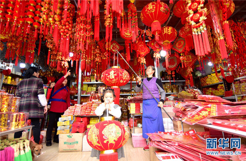 　　春節臨近，云南省彌勒市城區市場年味濃，文化用品購銷兩旺。新華網發（普佳勇 攝）