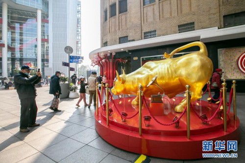 　　2月7日，市民在南京路步行街旁拍攝金牛雕塑。