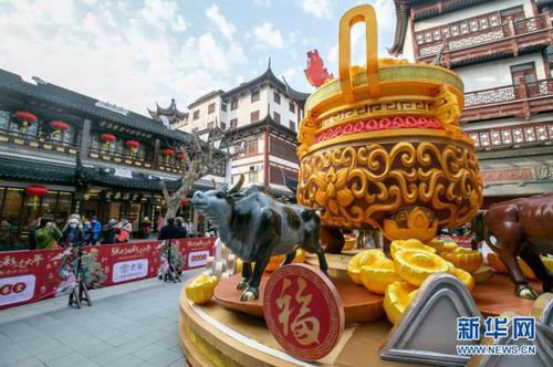 　　2月7日，市民在上海豫園觀賞牛年主題景觀。