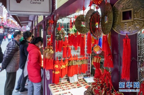 　　2月7日，市民在上海豫園選購節(jié)慶飾品。