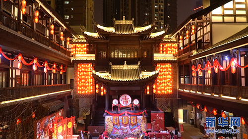 　　數(shù)千只紅燈籠與老街內(nèi)的整個(gè)王家大院完美融合，把夜色襯托得熱鬧非凡。燈會(huì)期間，這里還有一場(chǎng)盛唐游園會(huì)，市民可以體驗(yàn)到射箭、投壺等具有巴渝民俗文化特色的游園項(xiàng)目。新華網(wǎng) 黃俊輝 攝
