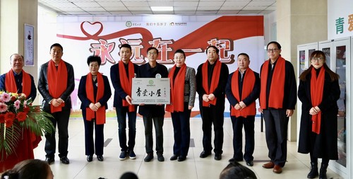 2020年11月，臨汾紅絲帶學(xué)校成為青愛工程直屬項(xiàng)目學(xué)校，青愛工程形象大使康輝在學(xué)校捐資設(shè)立“康輝號”青愛小屋。
