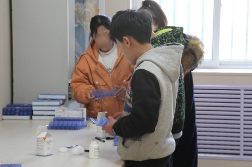 孩子們分裝新藥