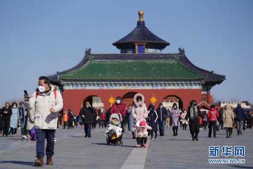 2月17日，游客在天壇公園參觀游覽。新華社記者 鞠煥宗 攝