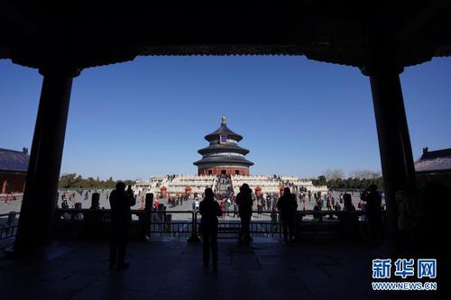 　　2月17日，游客在天壇公園參觀游覽。新華社記者 鞠煥宗 攝3