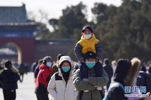 　　2月17日，一個(gè)小朋友跟隨家人在天壇公園參觀游覽。新華社記者 鞠煥宗 攝4