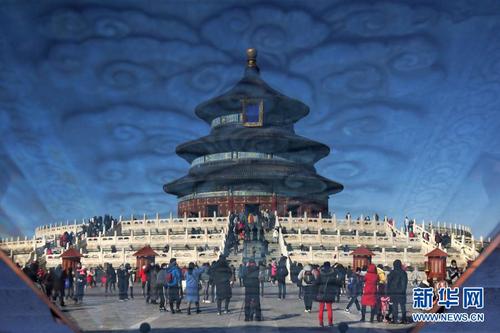 　　這是2月17日通過玻璃反光拍攝的游客在天壇公園參觀游覽（照片旋轉(zhuǎn)180度）。新華社記者 鞠煥宗 攝5