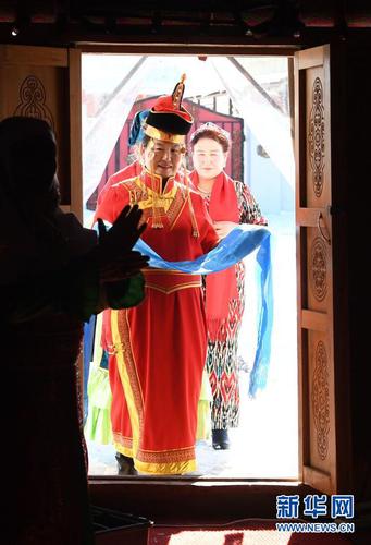 　　2月14日，在托里縣哈薩克民宿風情自駕游基地的氈房里，民間社團的團員們在慶祝春節。2
