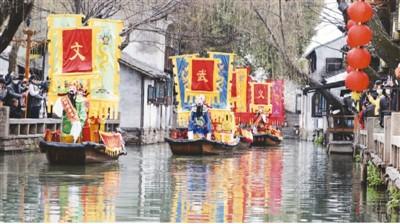 農(nóng)歷正月初五，江蘇周莊古鎮(zhèn)舉行水上“迎財(cái)神”民俗表演。朱桂根攝 新華社發(fā)
